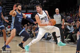 在球场上大 在球场上大